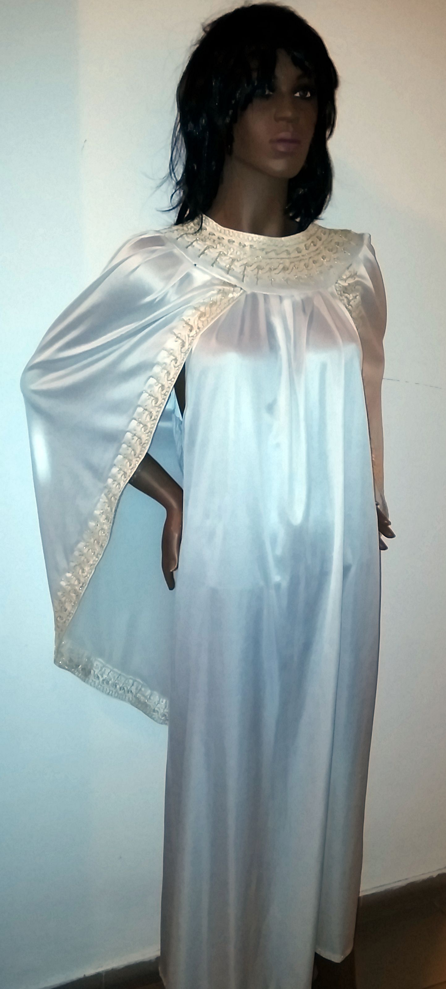 Donna in Bianco e Oro